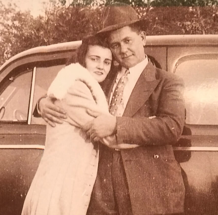 Eldo Grogan and Effie Mills Grogan standing together beside a car.